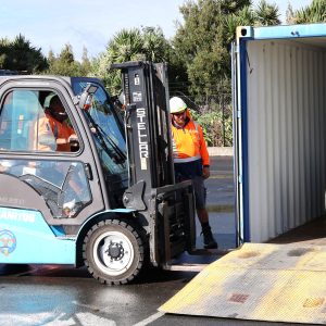 AP unloading sea container